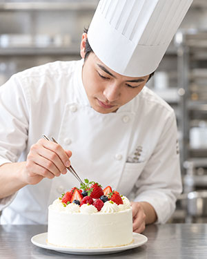 ケーキを仕上げるパティシエ・製造スタッフ